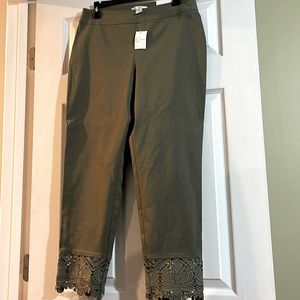 Contemporary size 8 women’s capris